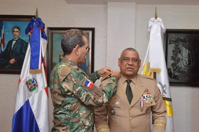 Ministro De Defensa Coloca Insignias De Ascenso Al Presidente De La