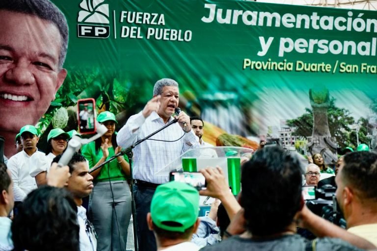 Ex presidente del PLD en SFM y el ex alcalde de Cenoví se juramentan en la Fuerza del Pueblo