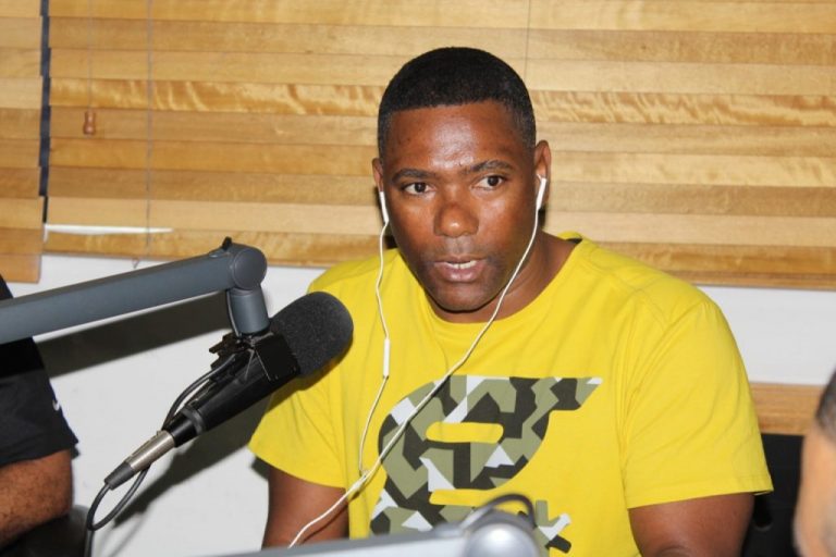 Impiden salida del país al expelotero Miguel Tejada
