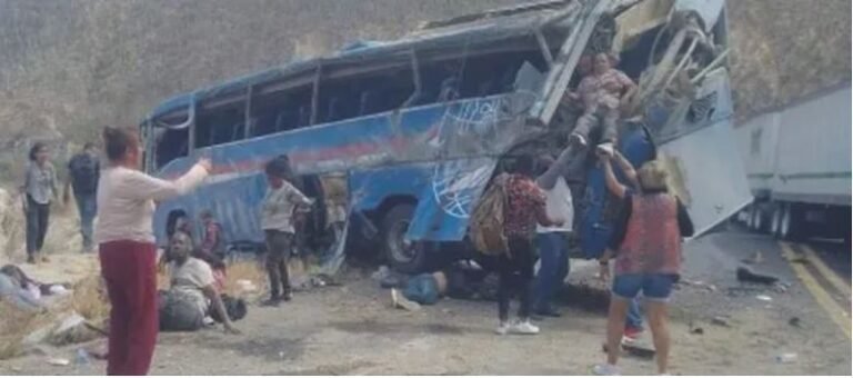 Mueren al menos 13 migrantes por un accidente de autobús en el sur de México