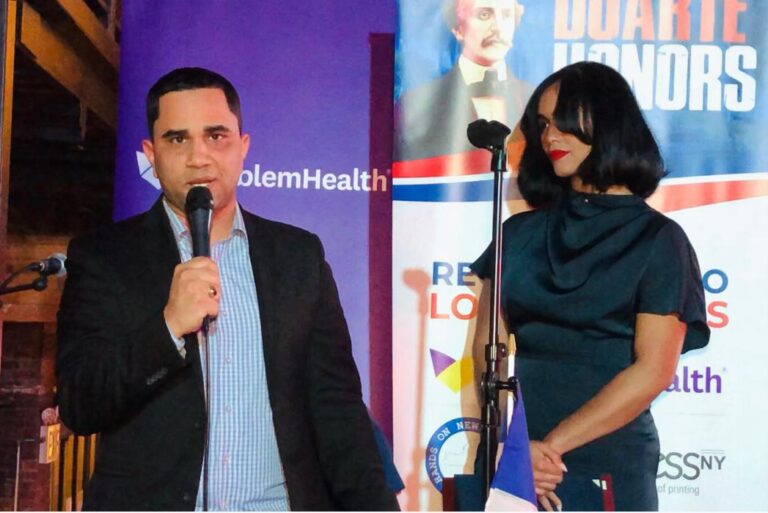 Comunicador social de Atento.com.do reconocido en la X Entrega de Honores Duartiano