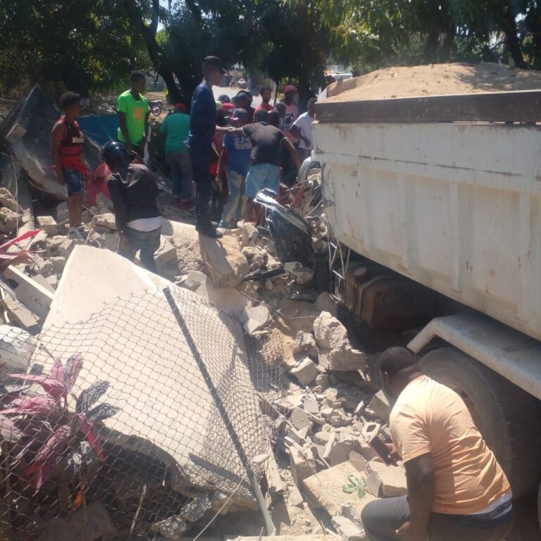 Camión estrella contra una casa en Nigua, SC; hay muertos y heridos