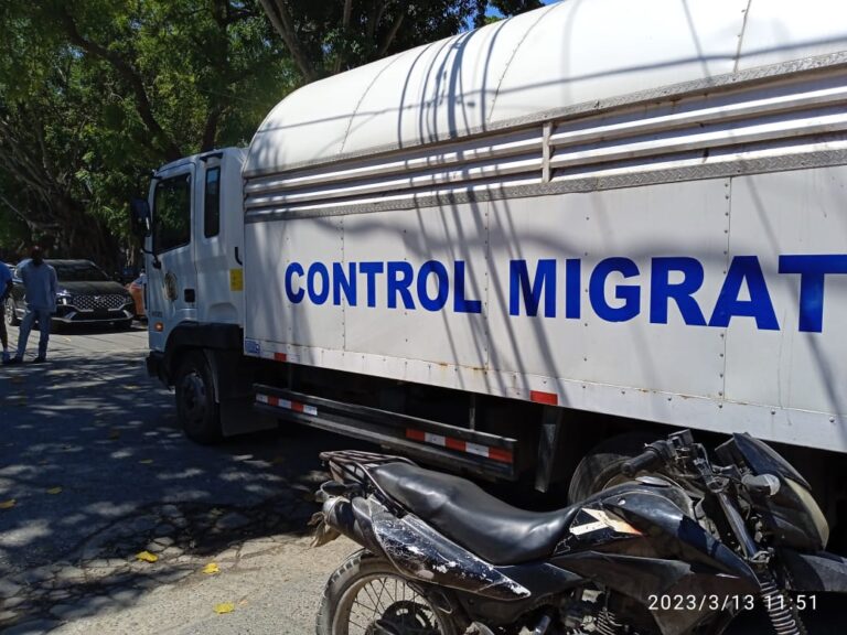 Camión de Control Migratorio choca vehículo del periodista Iván Arias