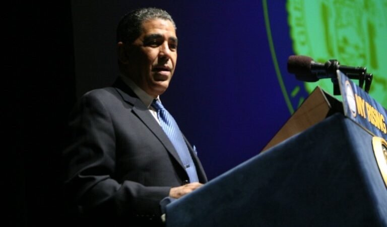 Adriano Espaillat reintroduce legislación eliminaría barreras a ciudadanía EU