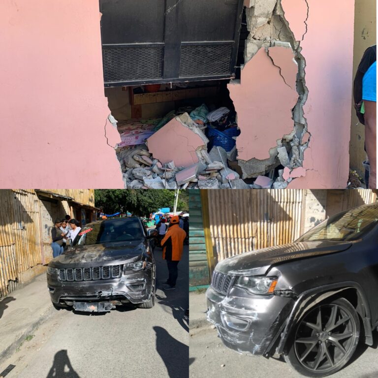 Vehículo se estrella con casa en Polo Barahona