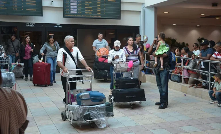 TSA ordena a líneas aéreas suspender cobro de 10 dólares a viajeros dominicanos