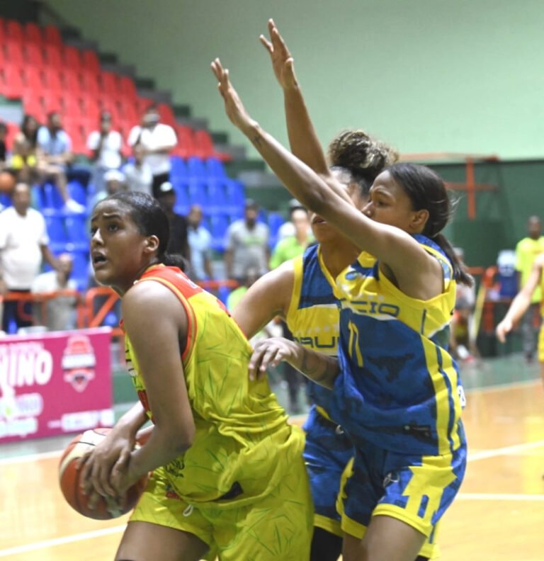 Águilas Guachupita vencen a Mauricio Báez 77-72 y empatan final del Superior Femenino