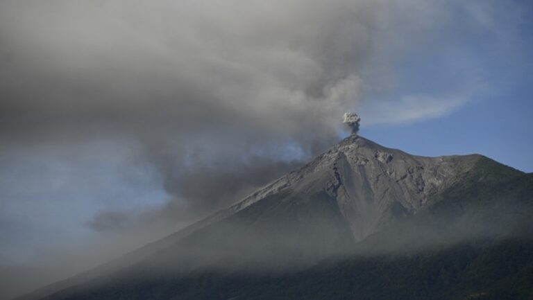 Guatemala en alerta por erupción del Volcán de Fuego