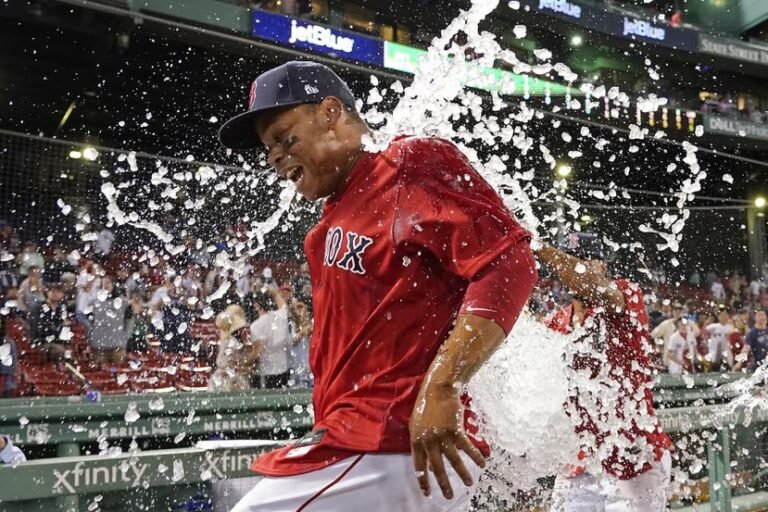 Dominicano Rafael Devers pega jonrón 150 en su carrera en las GL