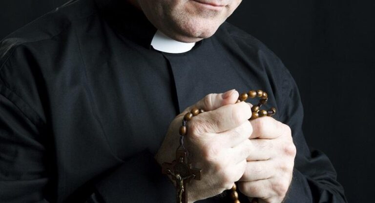 Ordenan detención preventiva por 3 meses de sacerdote acusado de abuso sexual en Bolivia