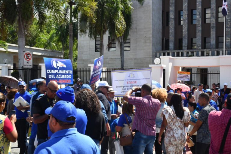 Maestros protestan frente a Educación exigiendo aumentos salariales