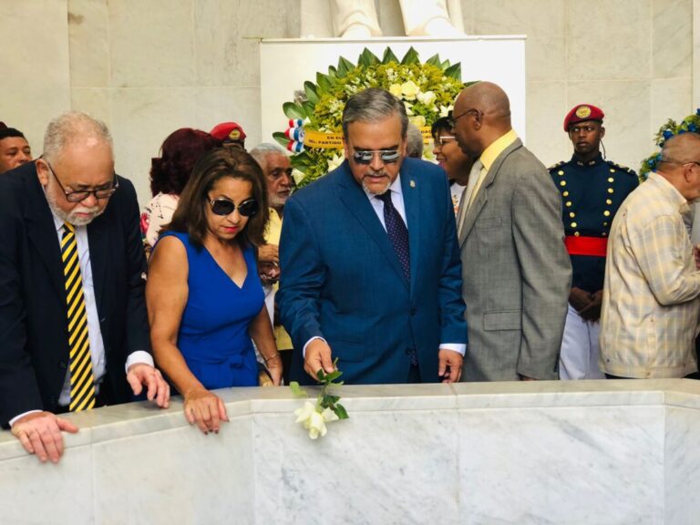 Wessin Chávez destaca legado del PQDC, con ofrenda floral celebran 56 aniversario