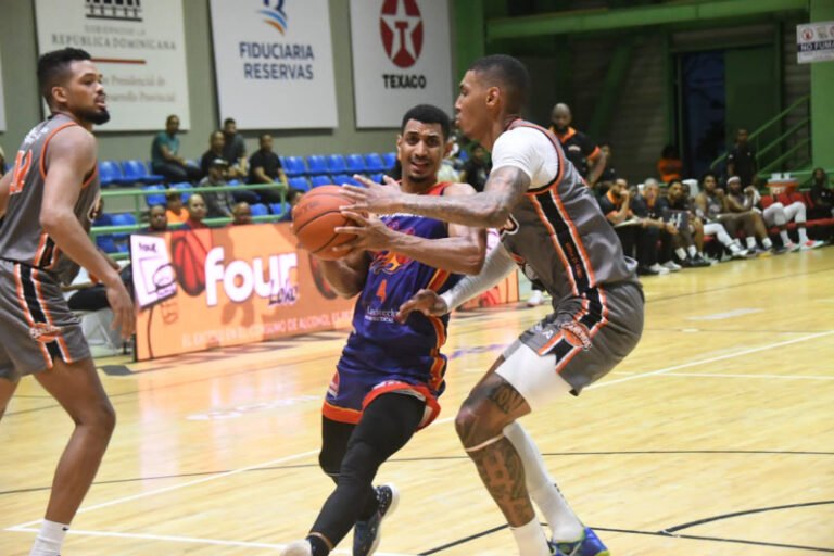 Gelvis Solano conduce a Reales ante los Cañeros del Este