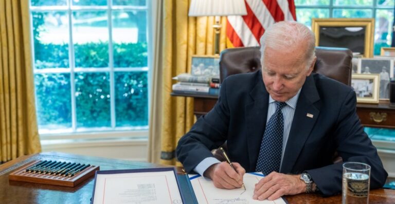 Biden promulga la ley del nuevo techo de endeudamiento