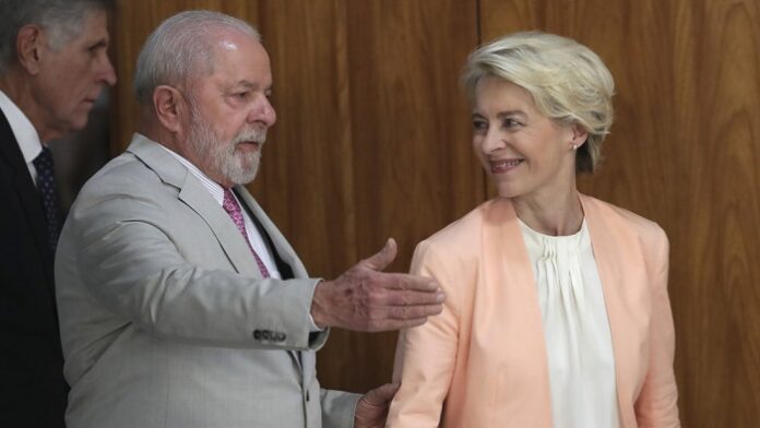 El presidente de Brasil, Luiz Inácio Lula da Silva y la presidenta de la Comisión Europea, Ursula von der Leyen, en Brasilia. 12 de junio de 2023.
