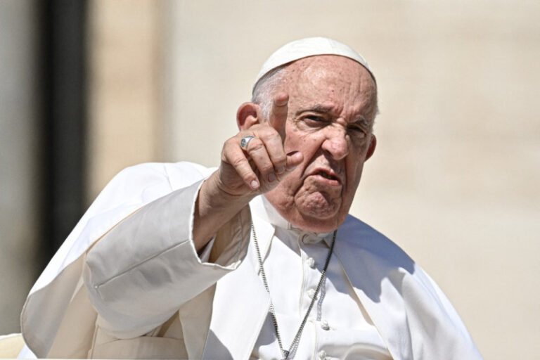 Papa Francisco se reúne con víctimas de pederastia y ofrece reconciliación con la Iglesia