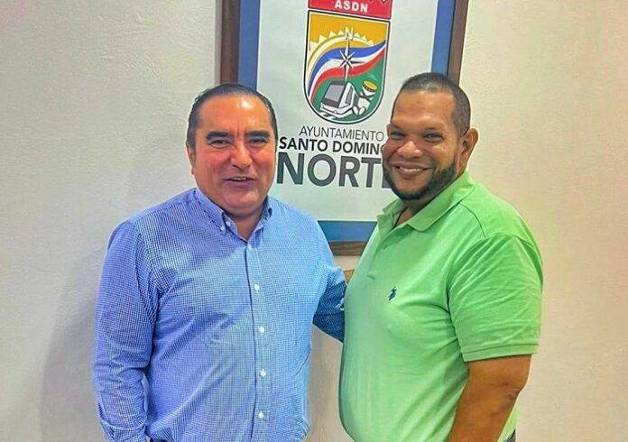 Precandidato ha diputado de la Fuerza del Pueblo visita al alcalde Carlos Guzmán.