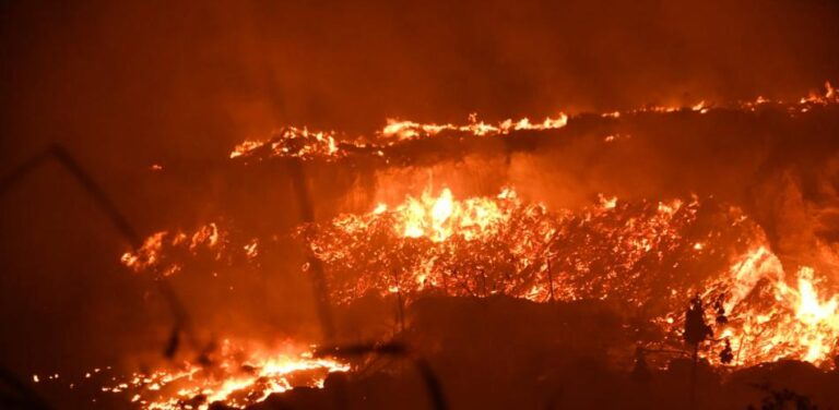 Depósito de basura se incendia en la Base Aérea de San Isidro