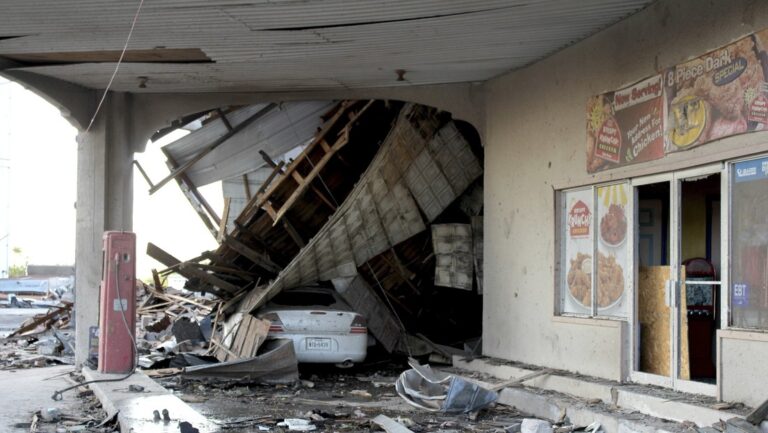 Vista de los edificios y vehículos dañados tras el paso de un tornado por Perryton, Texas. 15 de junio del 2023.
