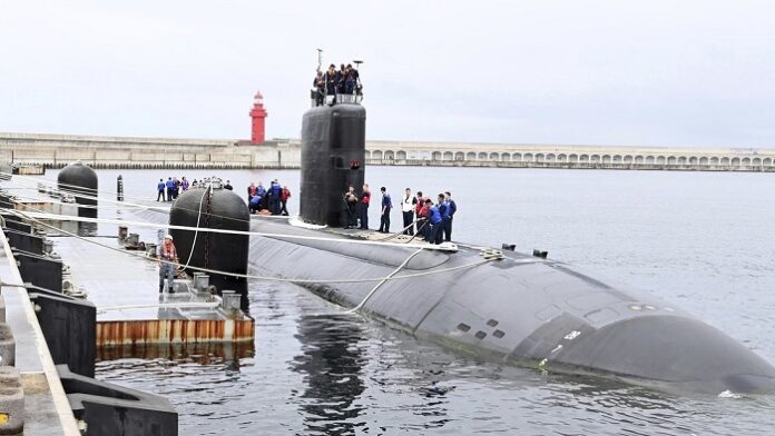 El submarino de propulsión nuclear USS Annapolis atraca en una base naval surcoreana en la isla de Jeju.