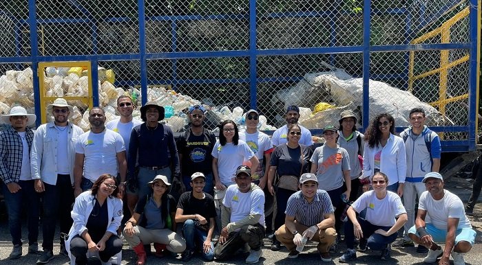 Jóvenes del Partido DxC en jornada de recogida de basura.