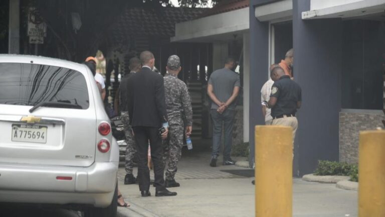 Agentes policiales investigan el incidente