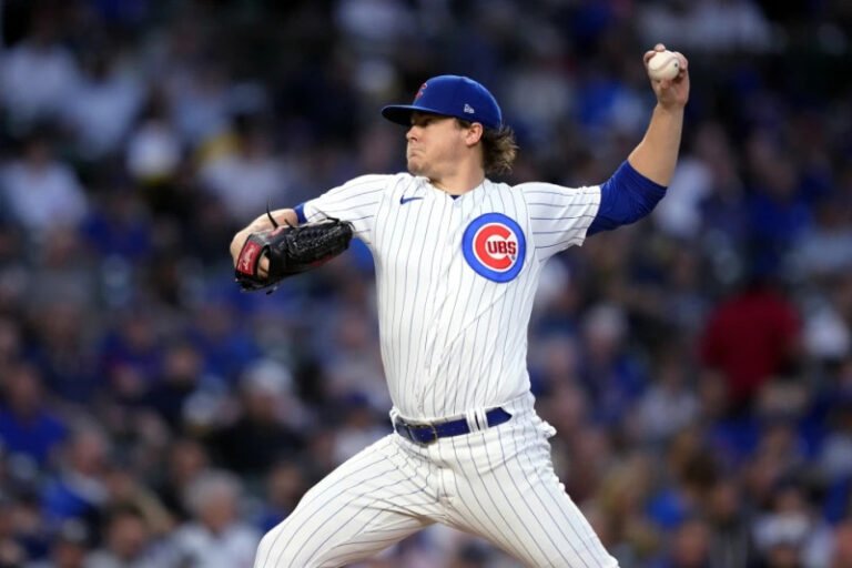 Justin Steele, abridor de los Cachorros de Chicago, hace un lanzamiento en el duelo ante los Cerveceros de Milwaukee.AP