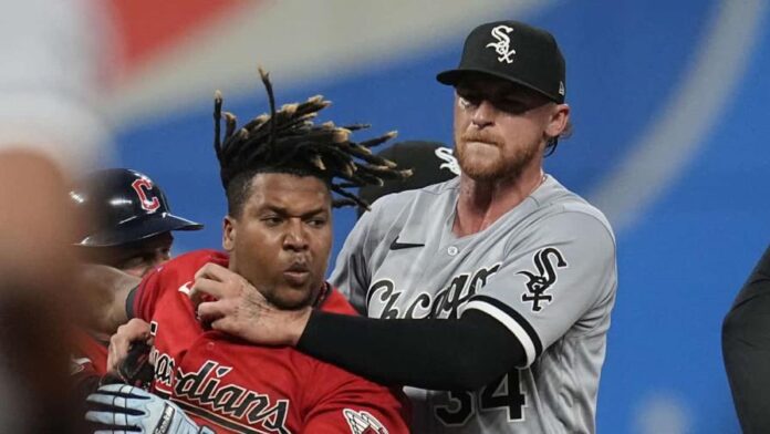 En foto del sábado 5 de agosto del 2023, Michael Kopech de los Medias Blancas de Chicago sostiene al dominicano José Ramírez de los Guardianes de Cleveland durante una pelea con Tim Anderson. (AP/SUE OGROCKI)