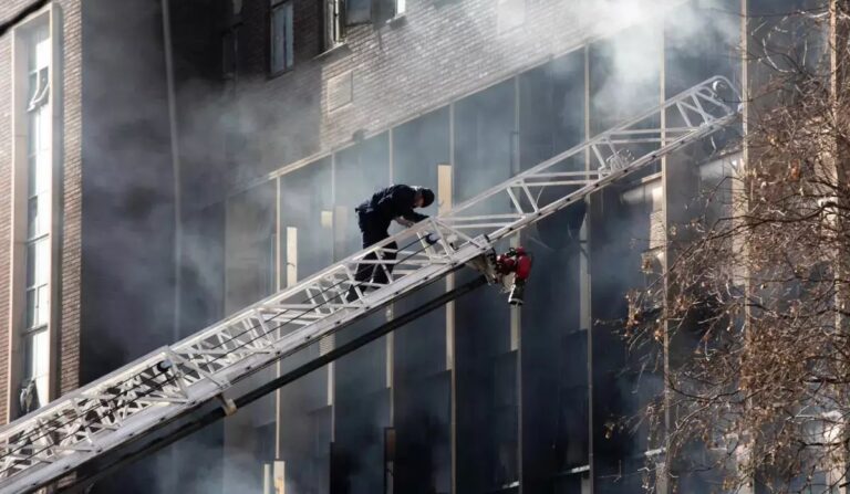 Asciende a 73 cifra muertos tras incendio en edificio de sudafricana