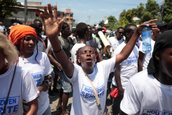 Manifestantes caminan quemando neumáticos durante una protesta contra la inseguridad en Puerto Príncipe, Haití, el domingo 17 de septiembre de 2023.(FOTO AP/ODELYN JOSEPH)