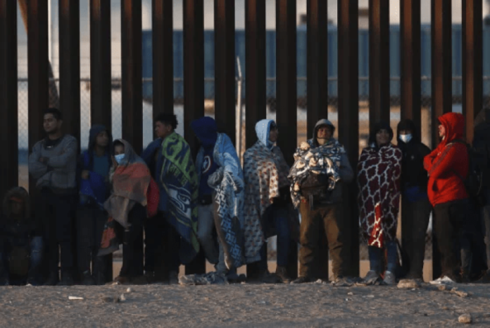 Migrantes se reúnen junto al muro fronterizo en Ciudad Juárez, México, el miércoles 21 de diciembre de 2022, al otro lado de la frontera con El Paso, Texas. Los migrantes se reunieron a lo largo del lado mexicano de la frontera sur el miércoles mientras esperaban que la Corte Suprema de los Estados Unidos decidiera si levantar las restricciones de la era de la pandemia que han impedido que muchos busquen asilo y cuándo.CHRISTIAN CHAVEZ