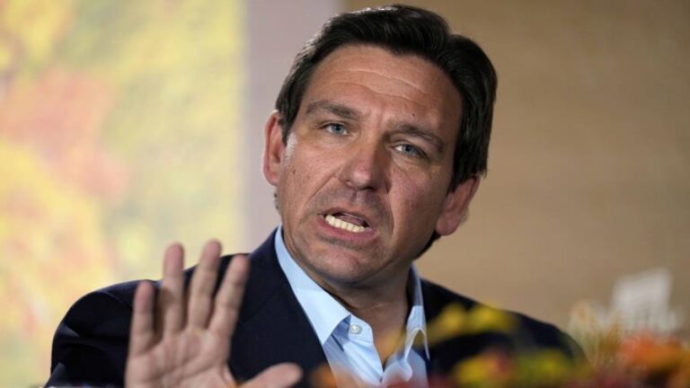 Ron DeSantis habla durante el Foro Familiar de Acción de Gracias de Líderes de la Familia, el 17 de noviembre de 2023, en Des Moines, Iowa. (AP/CHARLIE NEIBERGALL)