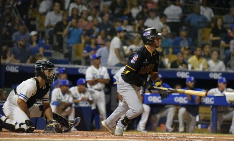 Las Aguilas Cibaeñas ganan 3-2 a los Tigres y Estrellas 8-3 a los Gigantes