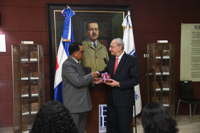 Jorge Subero Isa dona 35 libros a la Biblioteca Nacional Pedro Henríquez Ureña recibido por el director Rafael Peralta Romero.JORGE MARTINEZ