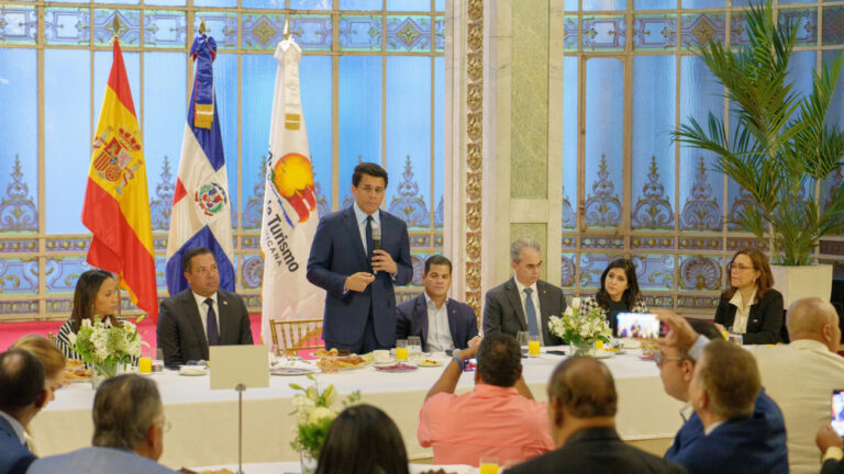 RD cierra inversiones por más de US$3,500 MM y 9,000 habitaciones en Fitur
