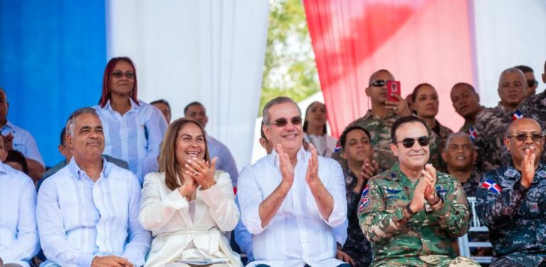 Al concluir, el mandatario depositó una ofrenda floral en el busto de Duarte ubicado en el Parque Duarte.PRESIDENCIA DE LA REPÚBLICA