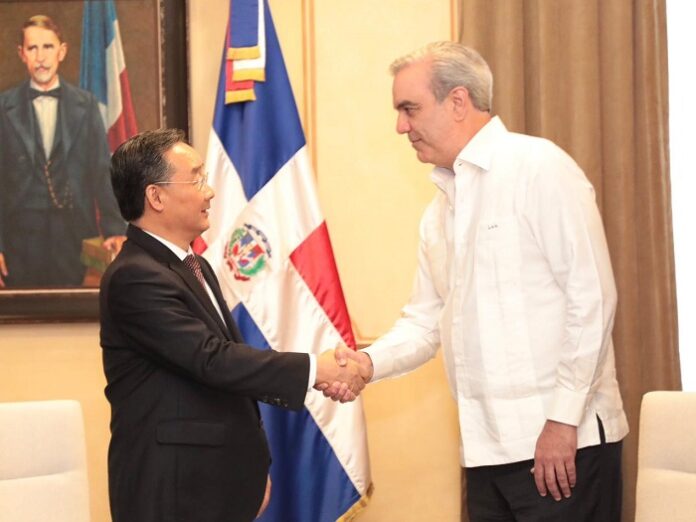 Luis Abinader y Tang Renjian