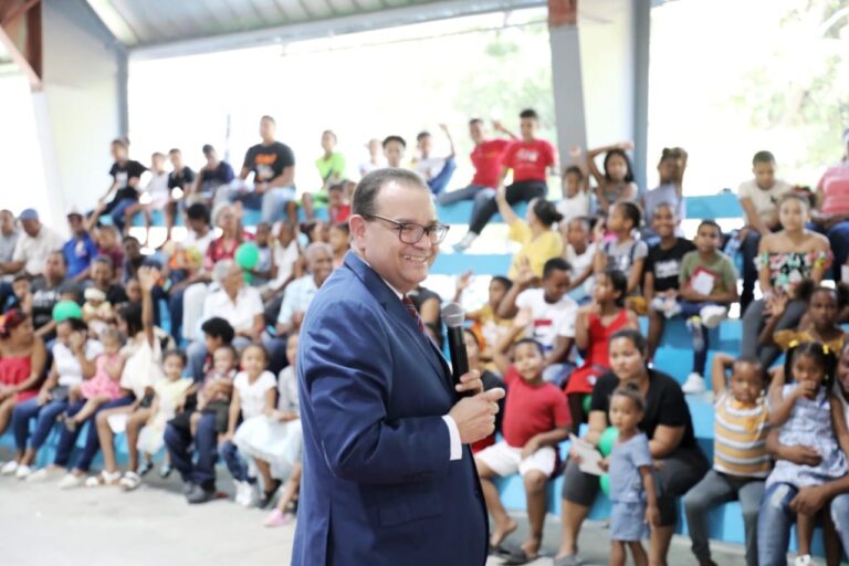 EDEEste regala centenares de juguetes y lleva alegría a niños de Los Guaricanos