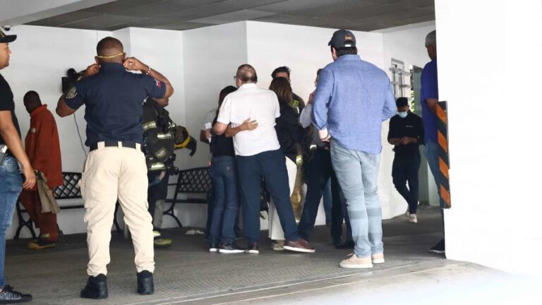 Personas se consuelan en la torre Da Silva 3 luego de la muerte de una mujer y su bebé por una fumigación en un apartamento. (DIARIO LIBRE/KEVIN RIVAS)