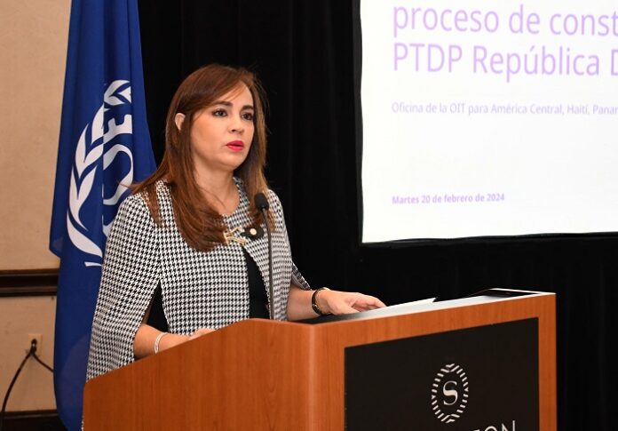 La presidente de la Copardom, Laura Peña Izquierdo, habla en la sesión tripartita de la OIT sobre trabajo decente.