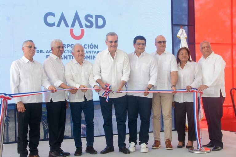 Abinader junto a Fellito Suberví entrega rehabilitada planta de tratamiento Prados de San Luis