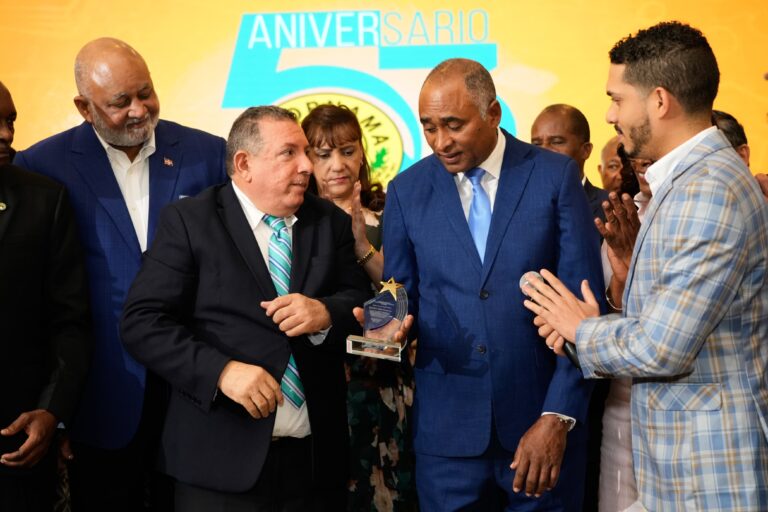 COOPNAMA reconoce aportes al sector cooperativo del profesor Julito Fulcar