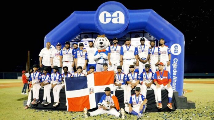 Integrantes del equipo de República Dominicana que ganó el trofeo de campeón de la primera Serie del Caribe Kids al derrotar a Venezuela en Ciudad de Panamá, Panamá la noche de este sábado 30 de marzo de 2024. (PRENSA/CBPC)
