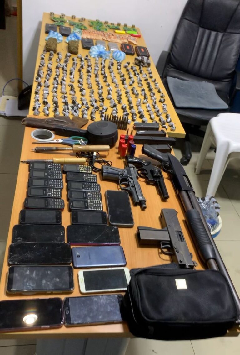 Decomisan arsenal y drogas en allanamiento en Villa España, La Romana; dos detenidos