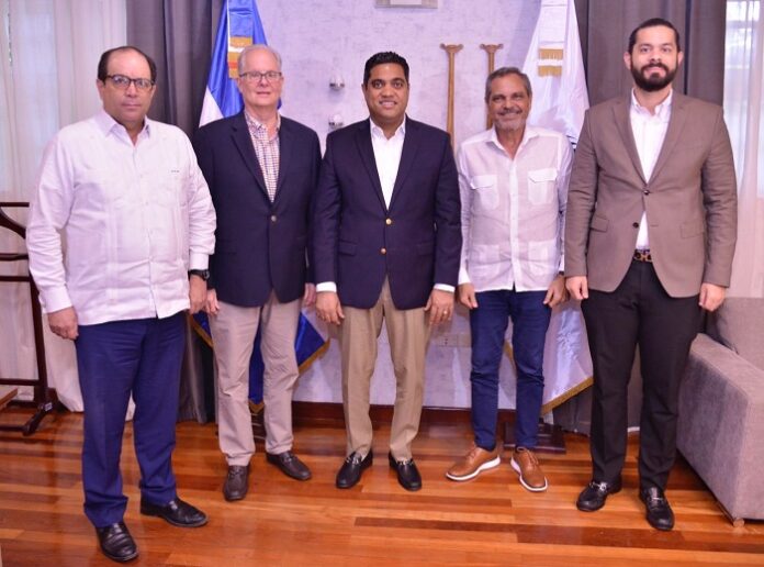 Al centro, el ministro de Deportes Kelvin Cruz, acompañado por el viceministro de Miderec Franklin de la Mota (izquierda), Jorge Pérez Díaz, Vicepresidente Senior de MLB, Junior Noboa (a la izquierda del funcionario) y Yerik Pérez (derecha).