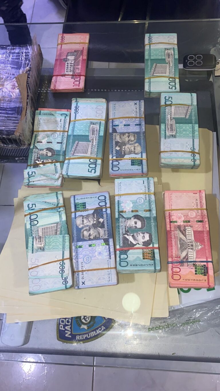 Policía incauta 10 paquetes de presunta cocaína, dinero en efectivo y un vehículo en el DN