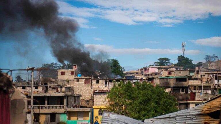 Bandas armadas en Haití siembran el terror e incendian casas