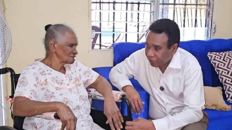 El senador por la provincia San Juan, Félix Bautista, visitó en La Caleta a la anciana de 92 años, Eladia Ozuna Reyes.