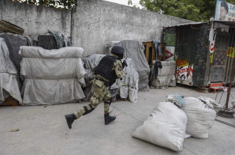 Bandas armadas causan muerte de otro policía keniano en Haití