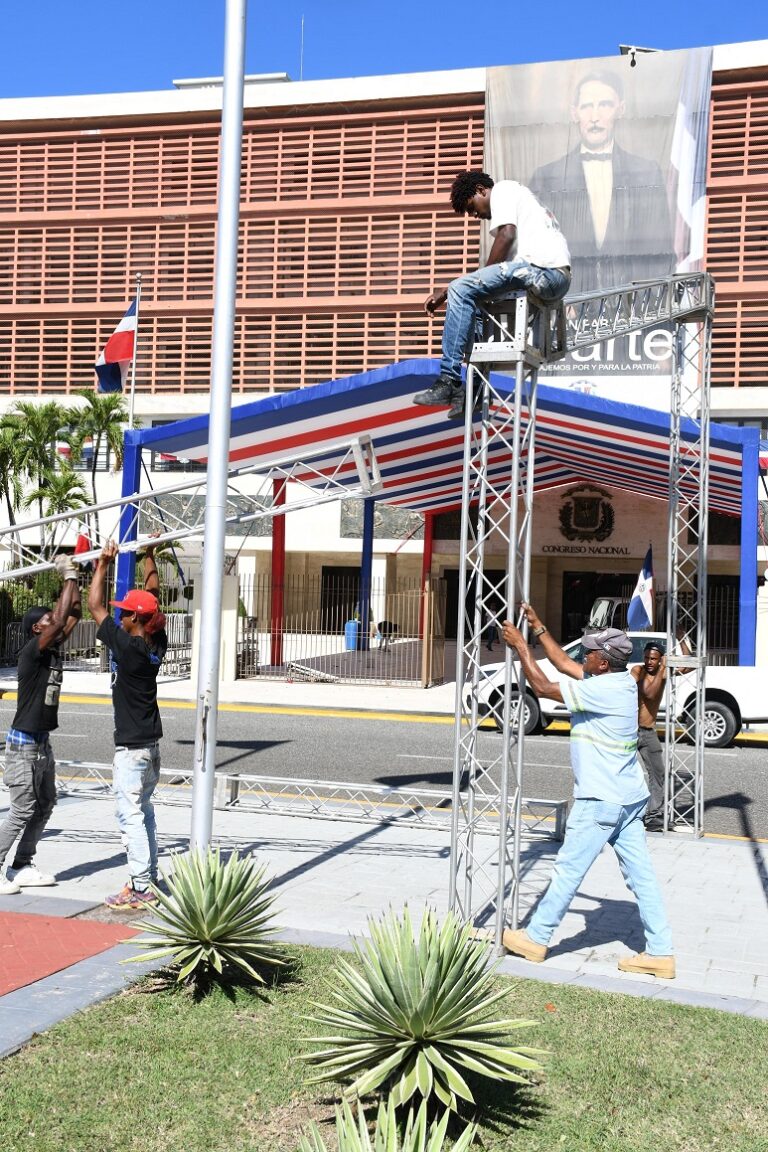 Avanzan trabajos para el montaje del acto de rendición de cuentas del presidente Abinader